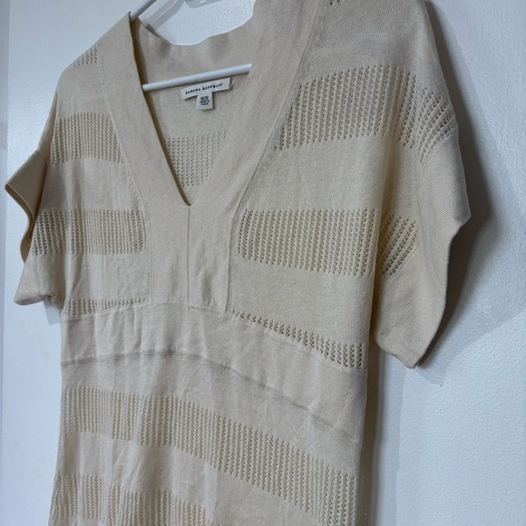 🎉4/30$🎉 Banana Republic Silk-Blend Beige Knit Top - Size Medium - Picture 3 of 6